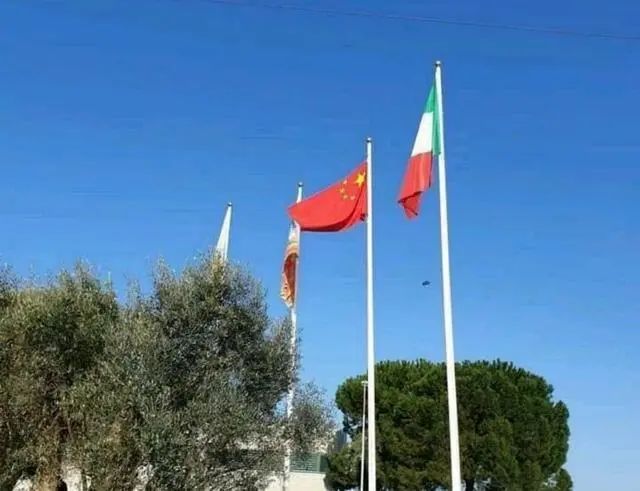 挂起中国和俄罗斯国旗