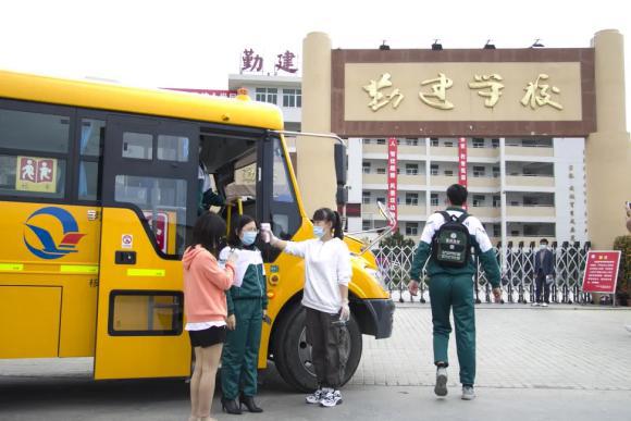 3月25日上午,揭阳市普宁勤建学校开展新冠肺炎疫情防控模拟开学应急