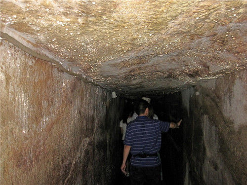 【古墓】专家至今无解，古代最诡异的壁画：古墓出现一个男人拱手作揖影子