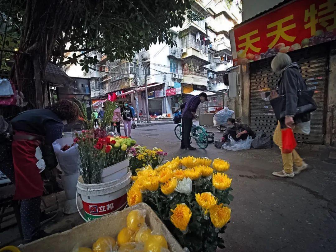 2020-02-22,广州,中山四路,在芳草街雍雅园小区门口等客人来接收快递