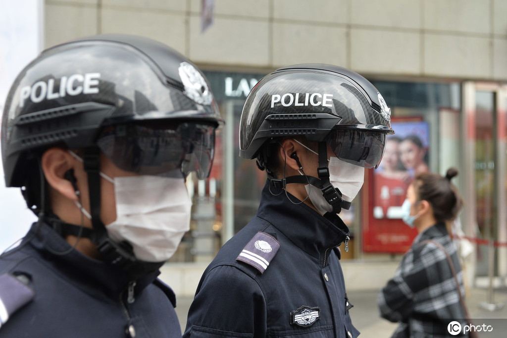 成都春熙路城管配备智能头盔每分钟可测百人体温