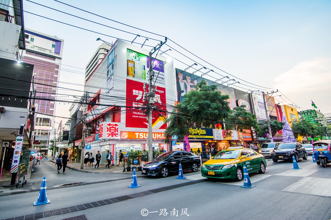 实拍泰国曼谷街景,摩托车密密麻麻,市容像中国二三线城市