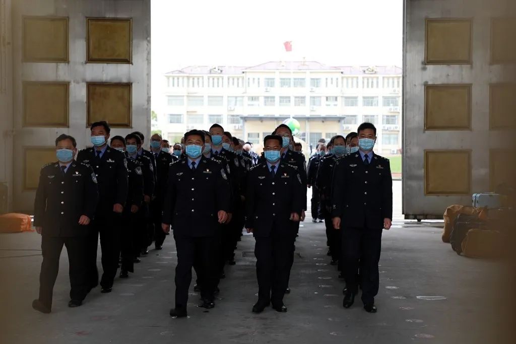 迎来了 换防 洪都监狱党委书记,监狱长黄日德,代表监狱党委向参加封闭