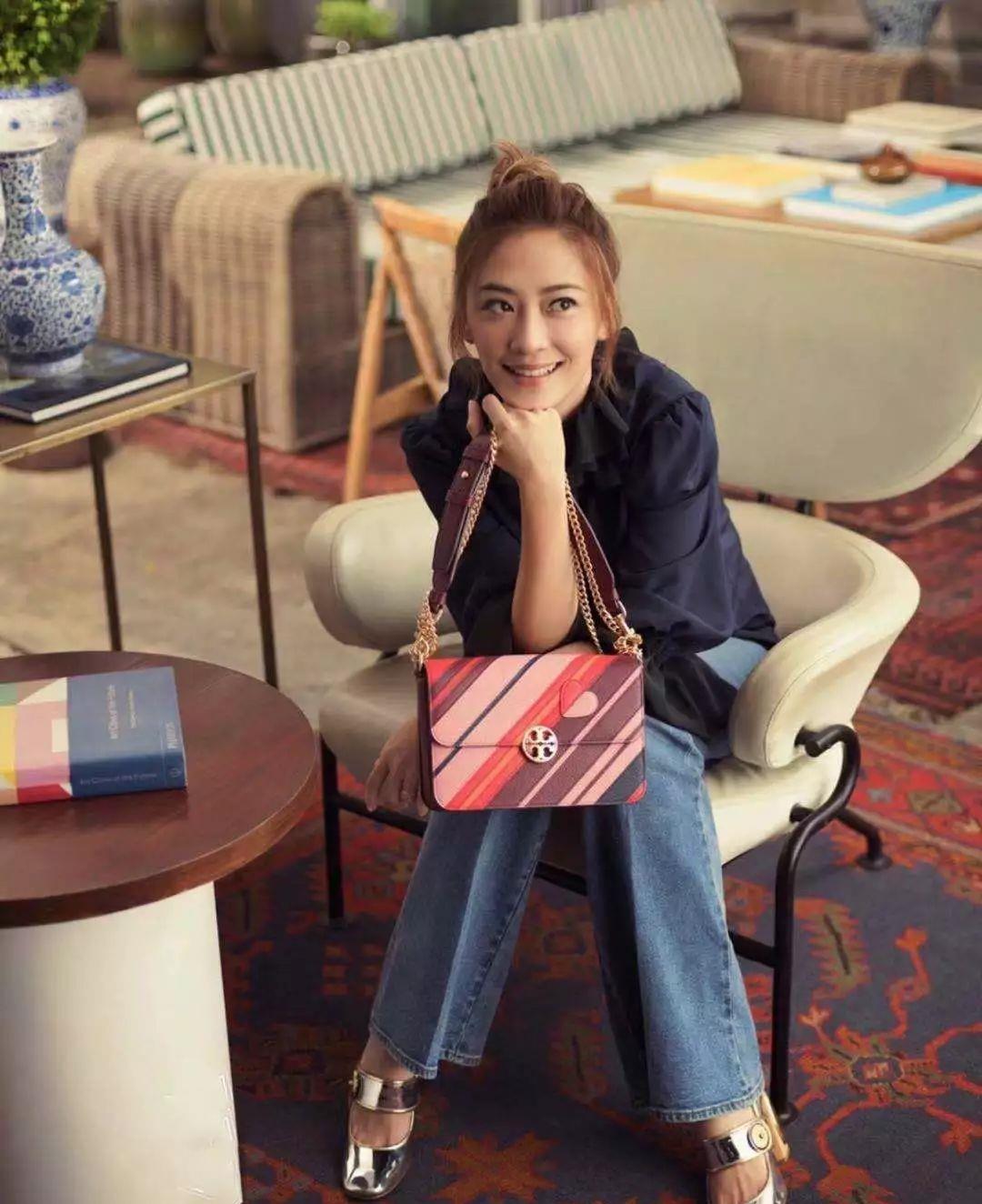 牛仔裤搭配什么上衣好女孩 c4babf70fdf6425cb097f94356a097a3.jpeg