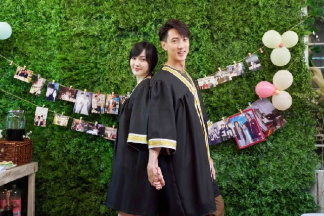 吴尊与老婆林丽吟再穿学士服拍照，俩人如大学