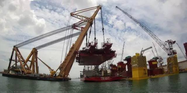 中集业福士建造3800吨起重船篮疆号振华重工建造7500吨起重船蓝鲸号中