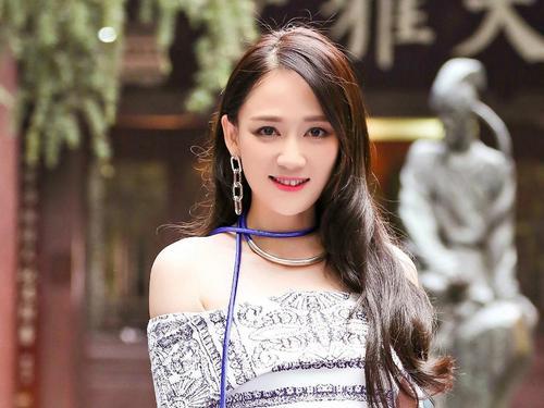 陈乔恩和男友甜蜜同框，笑容娇羞似少女，两人