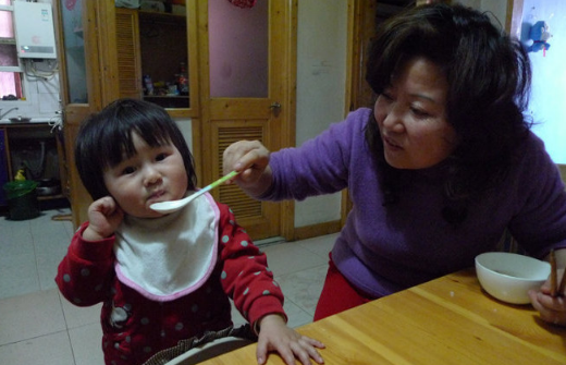 孩子@正一步步损伤娃脾胃,儿科医生:放了孩子吧3种“坑娃式”喂饭