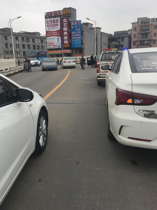 【突发】今早石湾大桥发生离奇车祸,一辆百万宝马差点