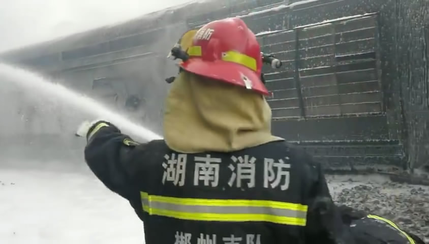 救援中！济南至广州列车郴州侧翻，消防员在卫