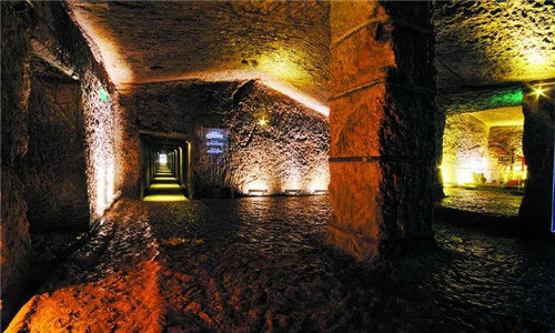 【古墓】专家至今无解，古代最诡异的壁画：古墓出现一个男人拱手作揖影子