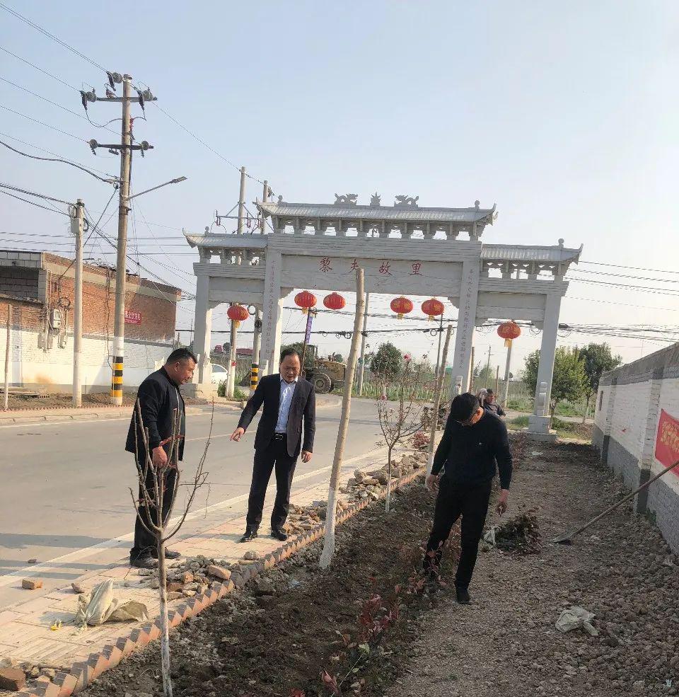 镇党委书记王长海,副书记张丽在大块村入户了解党员联户工作,询问联户
