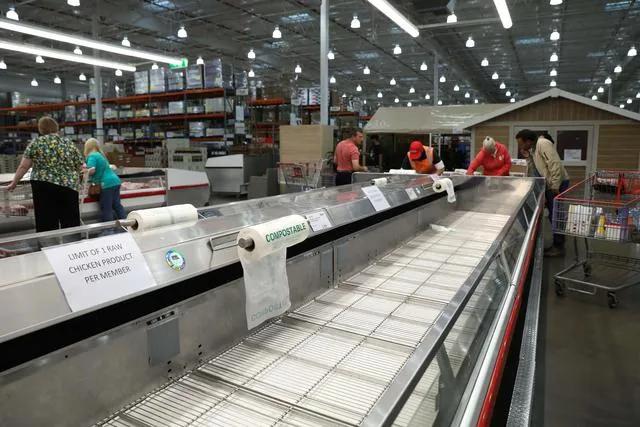 别人刚开始囤枪，一些美国人连末日堡垒都建好