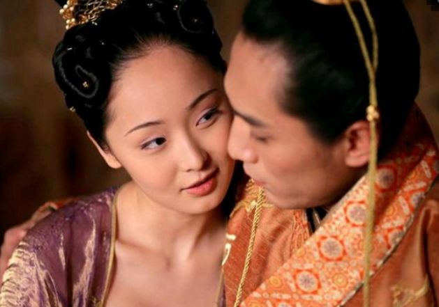 她17岁时被张艺谋一眼看中，后一夜成名，如今沦