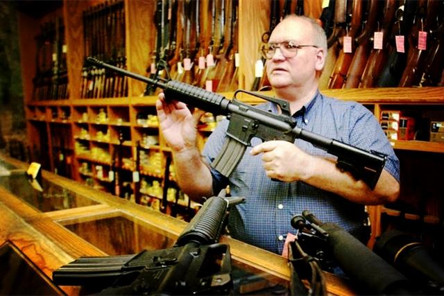 美娱乐场所仍在偷偷营业！枪店拒不关门，还把