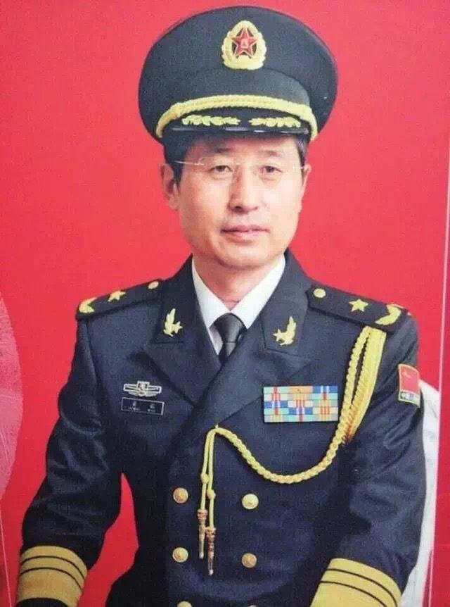 2018年6月任陆军副司令员.2019年12月晋升陆军中将军衔.