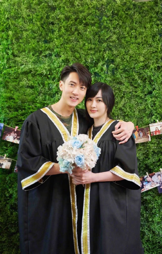 吴尊与老婆林丽吟再穿学士服拍照，俩人如大学