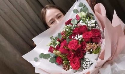 陈乔恩和男友甜蜜同框，笑容娇羞似少女，两人