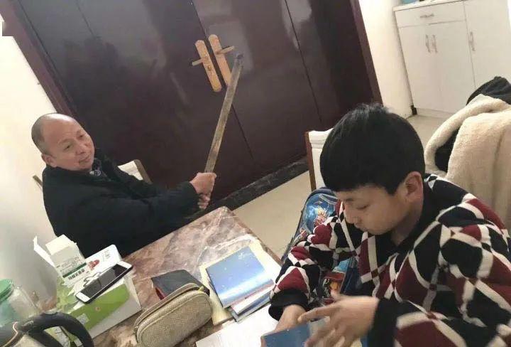 “快把孩子接回学校，给家长留条命吧！”再不开学，这届妈妈就要疯了