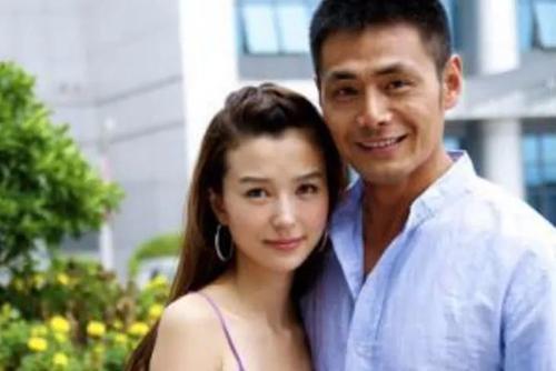 31岁成影帝，结婚多年零绯闻，如今一对龙凤胎儿