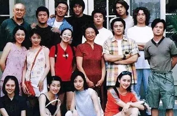 32岁嫁最年轻影帝，结婚十年有11个孩子，今42岁