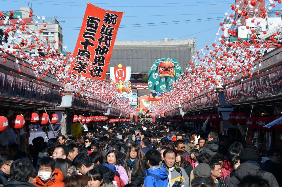 除夕晚上,日本人称之为"除夜,除夜时他们祈求神灵托福,送走烦恼的