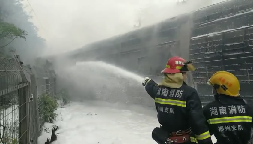 救援中！济南至广州列车郴州侧翻，消防员在卫