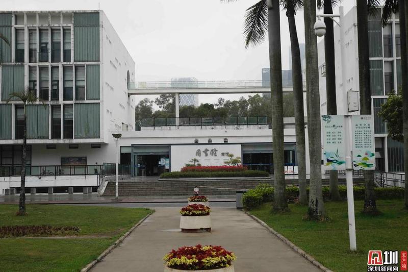 时光广场上,日晷下的绿芽郁郁葱葱;图书馆前,五彩的野花斑斓满地;文山