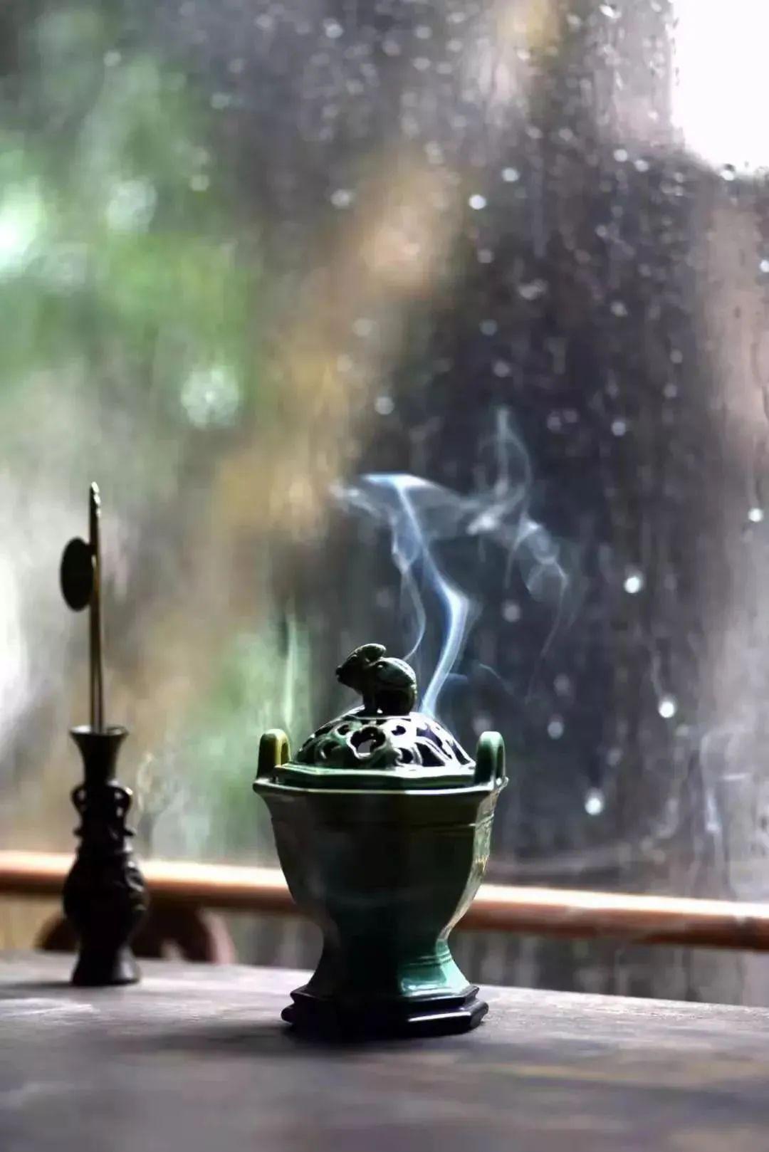 听雨,赏雪,候月,酌酒,莳花,寻幽,抚琴 在中国的语境里, 听,比说意境更