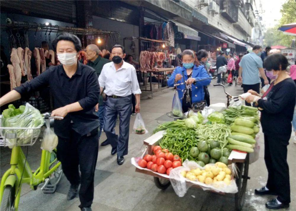 复工复产摄影人在行动疫情下赶集的人们李帮学作品赏析