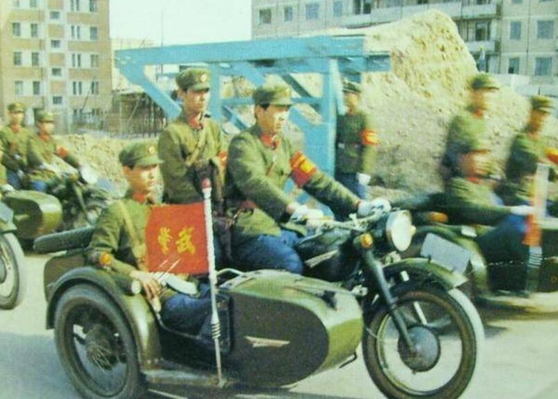 中国警察队伍的警服1985年为何从白色变成了橄榄色