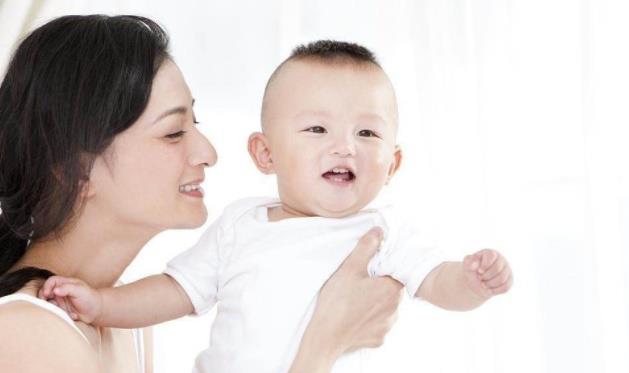 「月龄」两个月龄的竖抱会不会影响脊柱发育？宝宝什么时候可以竖着抱