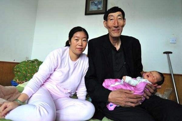 妻子■儿子12岁身高1米7！中国“巨人”鲍喜顺现状：妻子只到腰部