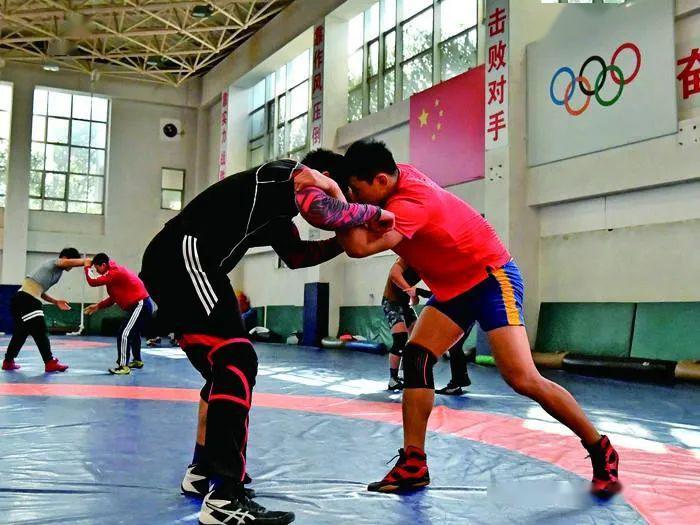 3月18日,省举重摔跤柔道运动管理中心,运动员们在进行摔跤训练.