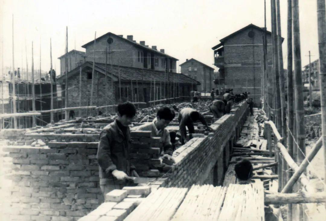 1970年5月,在原南京大学中南分校的校舍基础上,建成了当时的国营红光