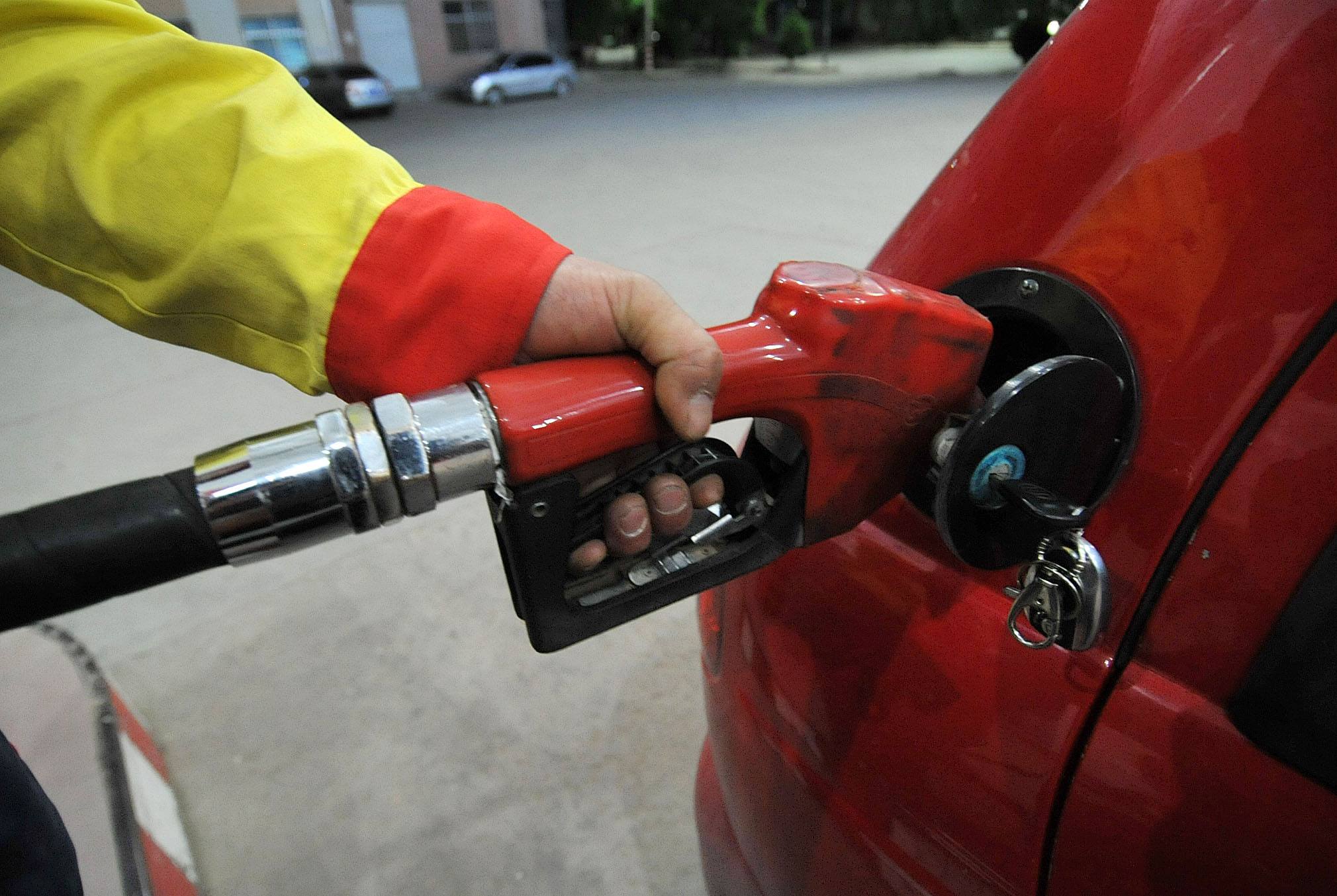 成品油再迎调价窗口期：汽、柴油价或不作调整，国际原油价已创2002年来新低 