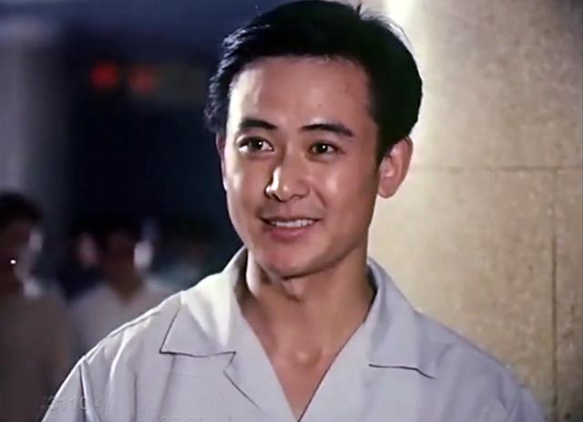 曲云的丈夫是谁呢?他的名字叫牟春高,原本也是一位演员.