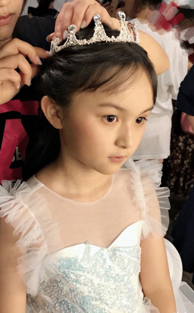 原创 童星刘楚恬才10岁,就穿自己"设计"的婚纱,有多成熟都不知道