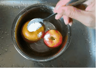 所以马上用五洁粉来清洗,在水果和蔬菜加入1勺五洁粉,不仅洗得干净