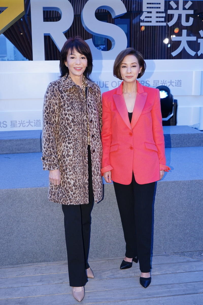 原创毛舜筠真是不老女神,穿玫红色西装外套搭配黑色西装裤,减龄洋气