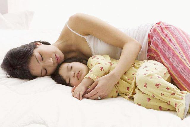 『原因』除了因为热还有两个深层原因，要了解宝宝睡觉踢被子原因不简单
