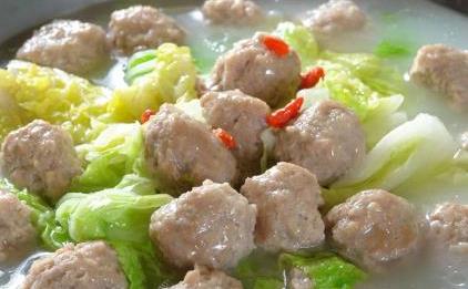 日食三餐:生汆丸子汤,生爆盐煎肉,川味土豆烧排骨,扁豆焖肉的做法