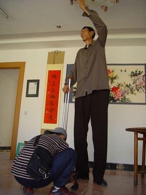 妻子■儿子12岁身高1米7！中国“巨人”鲍喜顺现状：妻子只到腰部