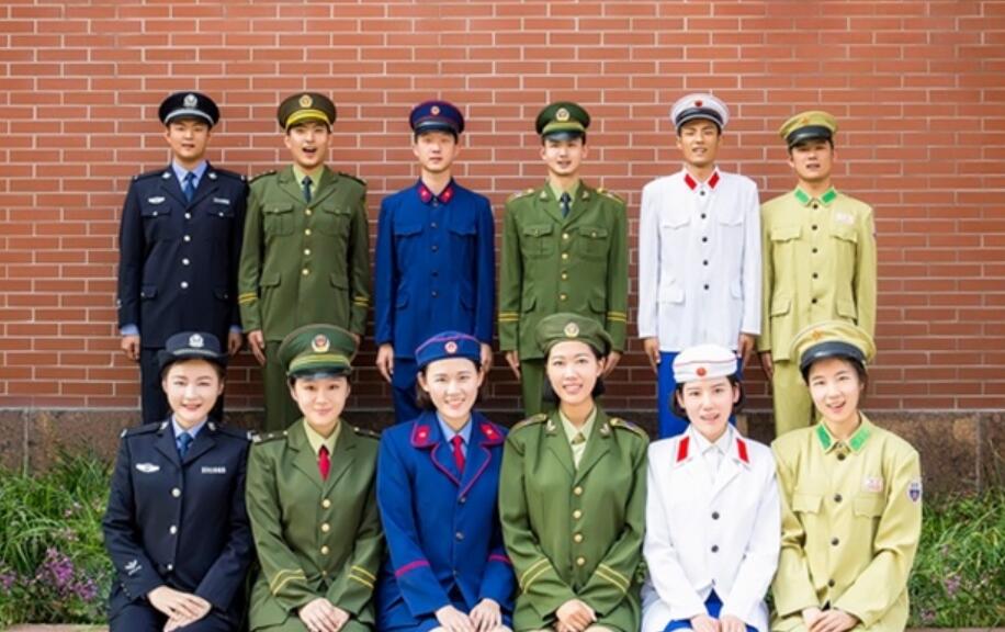 原创中国警察队伍的警服,1985年,为何从白色变成了橄榄色?