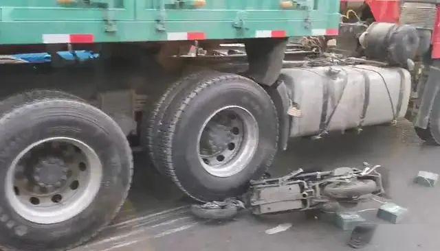 307国道井陉石疙瘩附近发生车祸,货车下躺有一人