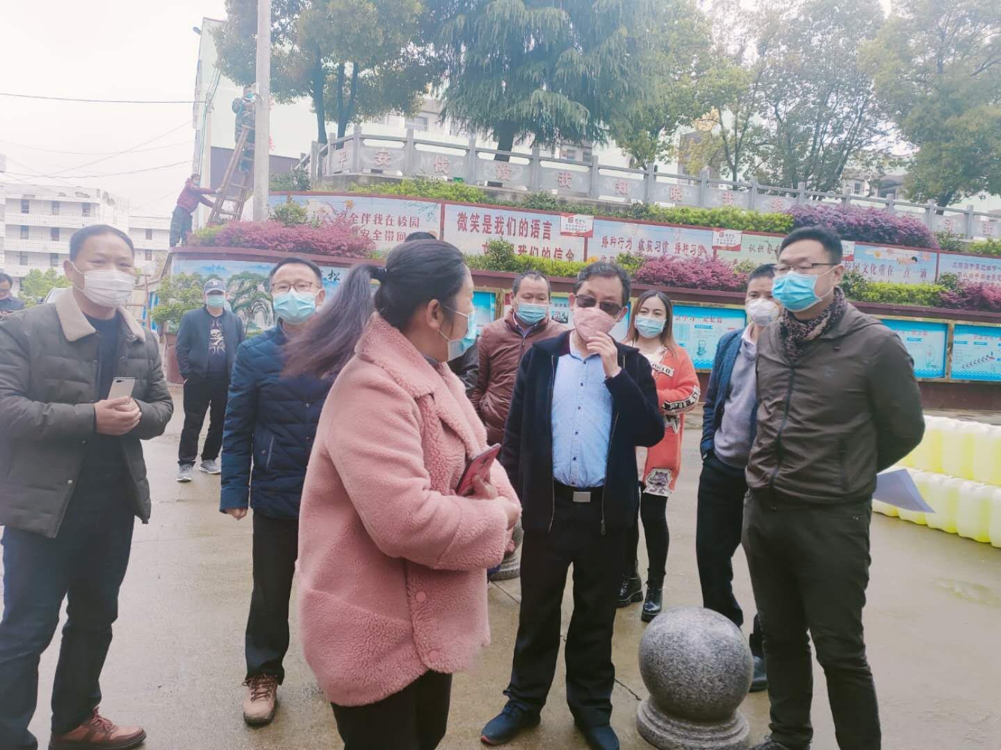 武汉谦问天瑜贸易公司总经理周兵带队给刘河镇送50桶消毒液