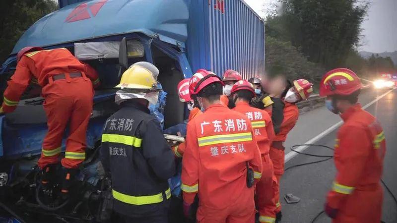 二广高速发生交通事故广宁消防出动2台车12名消防员赶赴现场