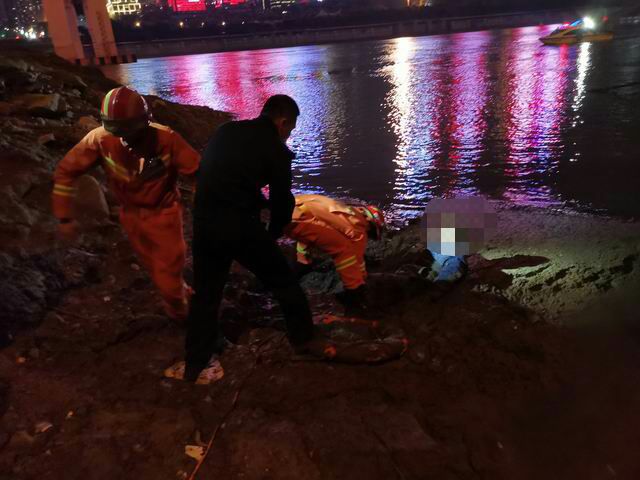 民警积极营救被困淤泥少年