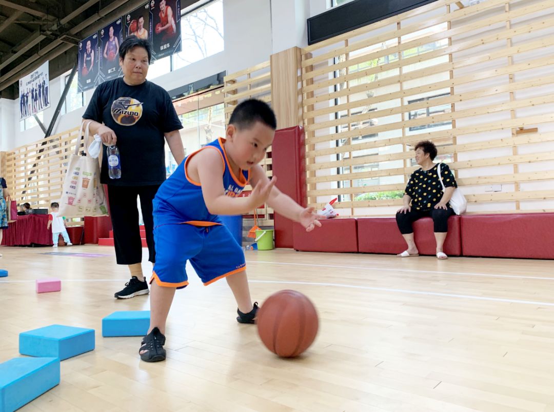 李烨体育 | "进社区幼儿篮球课程"开课啦!