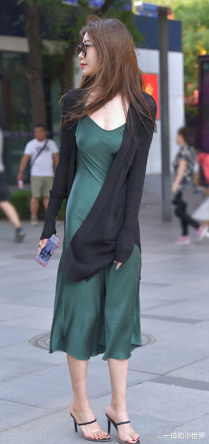 原创气质优雅的轻熟美女,吊带裙让她风情万种